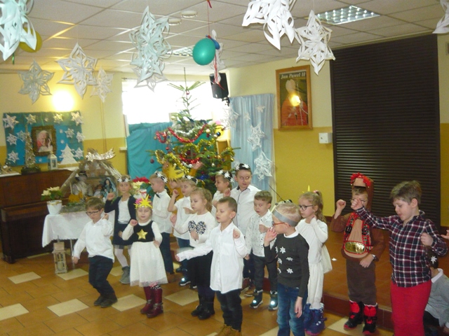 Występy dzieci w DPS Przedszkole Miejskie "Bajka" w